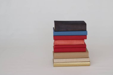 Beyaz arkaplan üzerine kitap yığını