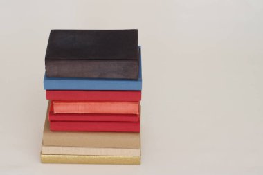 Beyaz arkaplan üzerine kitap yığını
