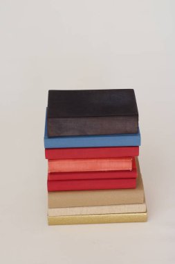 Beyaz arkaplan üzerine kitap yığını