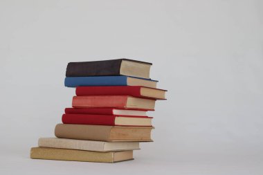 Beyaz arkaplan üzerine kitap yığını