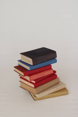 Beyaz arkaplan üzerine kitap yığını