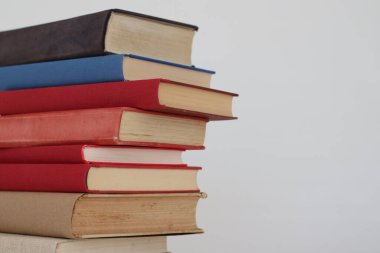 Beyaz arkaplan üzerine kitap yığını