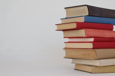 Beyaz arkaplan üzerine kitap yığını