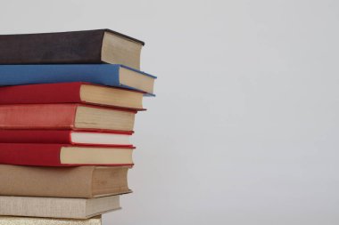 Beyaz arkaplan üzerine kitap yığını