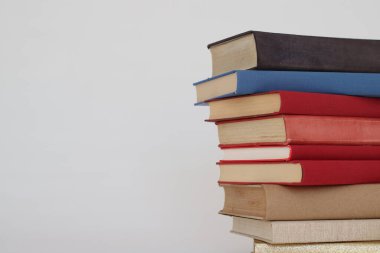 Beyaz arkaplan üzerine kitap yığını