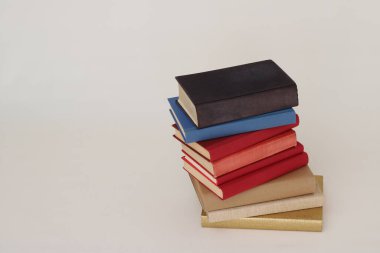 Beyaz arkaplan üzerine kitap yığını