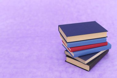 Mor zemin üzerine kitap yığını
