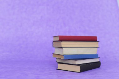 Mor zemin üzerine kitap yığını