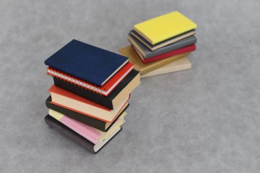 Gri arkaplan üzerine kitap yığını