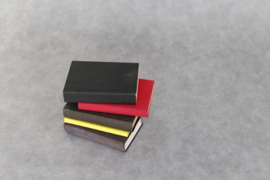 Gri arkaplan üzerine kitap yığını