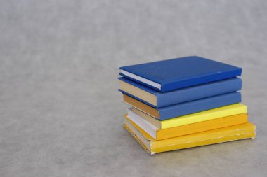 Gri arkaplan üzerine kitap yığını