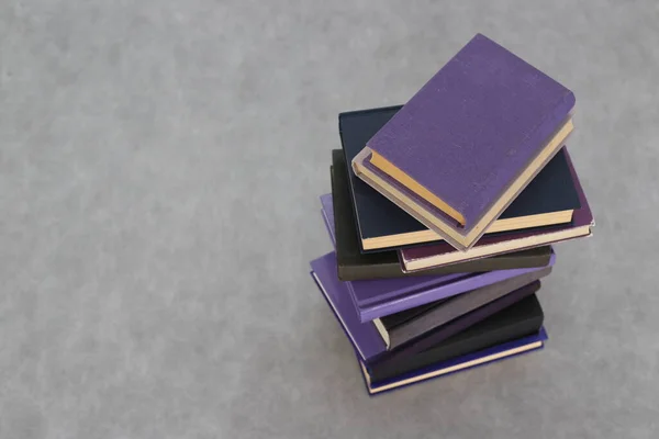 Пачка Фиолетовых Книг Сером Фоне — стоковое фото