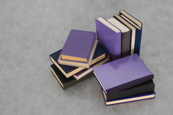 Stack Purple Books Gray Background — Stock Photo, Image