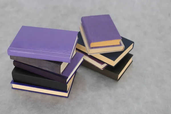 Stack Purple Books Gray Background — Stock Photo, Image