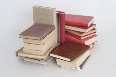Beyaz arkaplan üzerine kitap yığını