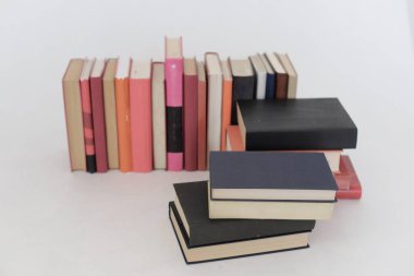 Beyaz arkaplan üzerine kitap yığını