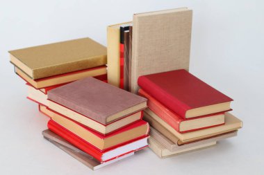 Beyaz arkaplan üzerine kitap yığını