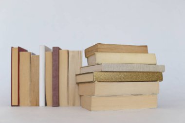 Beyaz arkaplan üzerine kitap yığını