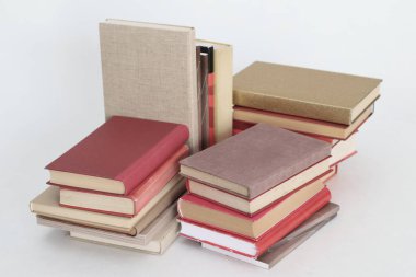 Beyaz arkaplan üzerine kitap yığını