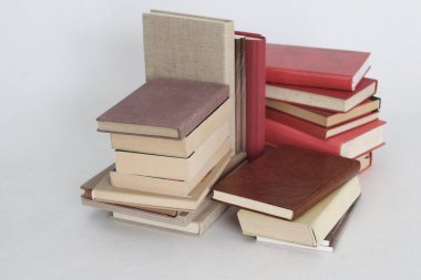 Beyaz arkaplan üzerine kitap yığını