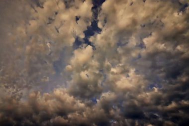 Kara gökyüzü ve yağmur bulutları