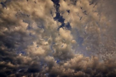 Kara gökyüzü ve yağmur bulutları