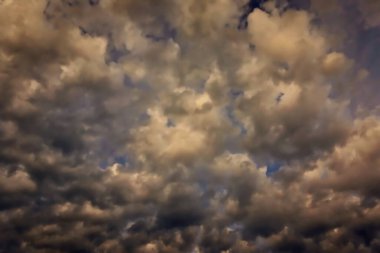 Kara gökyüzü ve yağmur bulutları