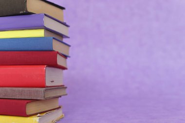 Mor arkaplan üzerine kitap yığını