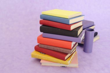 Mor arkaplan üzerine kitap yığını