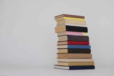 Beyaz arkaplan üzerine kitap yığını