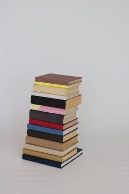 Beyaz arkaplan üzerine kitap yığını