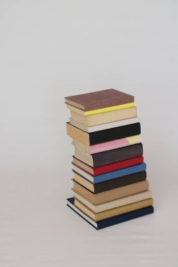 Beyaz arkaplan üzerine kitap yığını