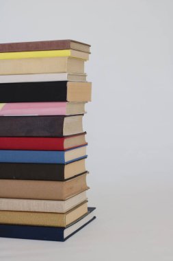 Beyaz arkaplan üzerine kitap yığını