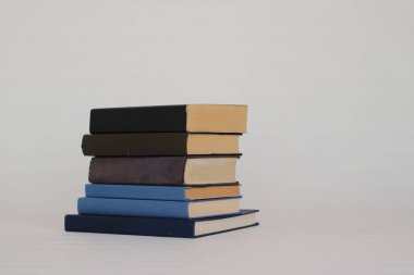 Beyaz arkaplan üzerine kitap yığını