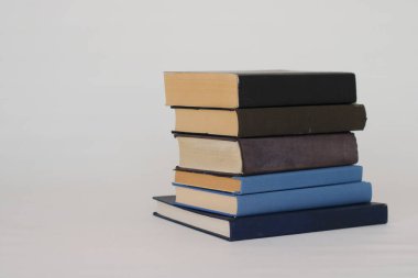 Beyaz arkaplan üzerine kitap yığını