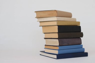 Beyaz arkaplan üzerine kitap yığını