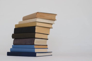 Beyaz arkaplan üzerine kitap yığını