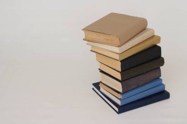 Beyaz arkaplan üzerine kitap yığını