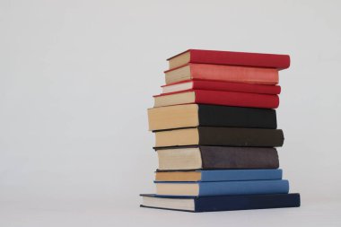 Beyaz arkaplan üzerine kitap yığını
