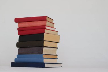 Beyaz arkaplan üzerine kitap yığını