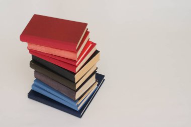 Beyaz arkaplan üzerine kitap yığını