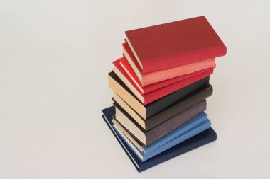 Beyaz arkaplan üzerine kitap yığını