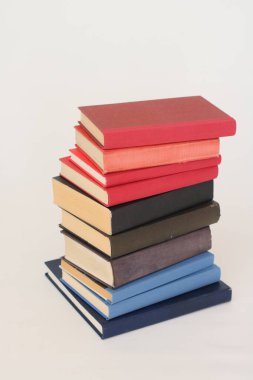 Beyaz arkaplan üzerine kitap yığını