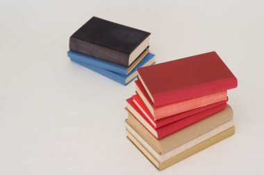 Beyaz arkaplan üzerine kitap yığını