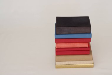 Beyaz arkaplan üzerine kitap yığını