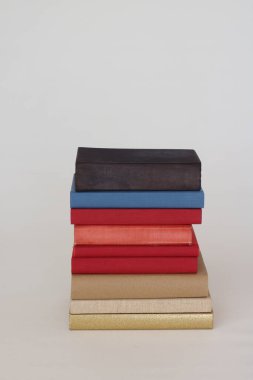 Beyaz arkaplan üzerine kitap yığını