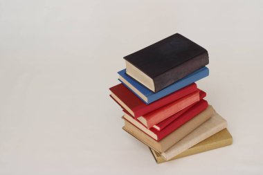 Beyaz arkaplan üzerine kitap yığını