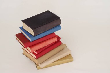 Beyaz arkaplan üzerine kitap yığını