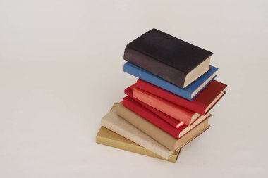 Beyaz arkaplan üzerine kitap yığını
