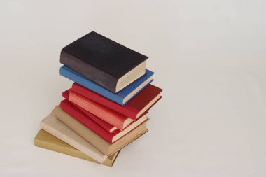 Beyaz arkaplan üzerine kitap yığını